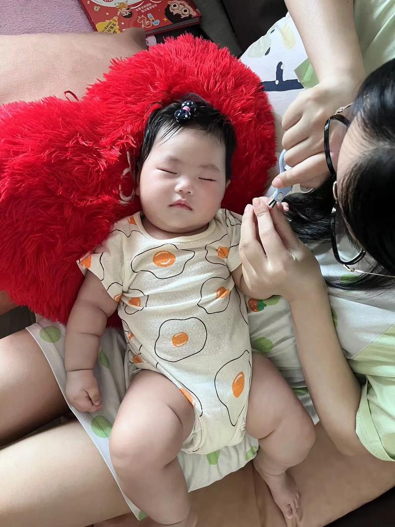 新手妈妈给睡着的宝宝剪指甲正确姿势图