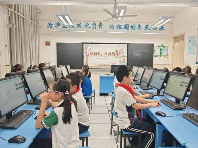 小学编程课学生攥鼠标盯scratch界面的课堂场景