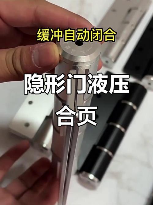装修师傅正在调试隐形门液压合页