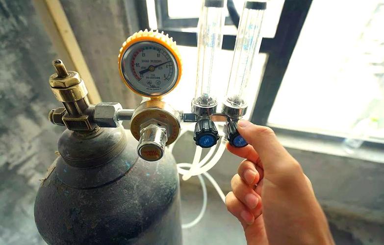 氮气保护焊接现场示意图