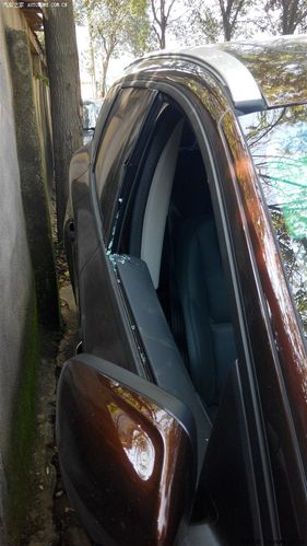 机动车被撬车窗盗窃留下的痕迹