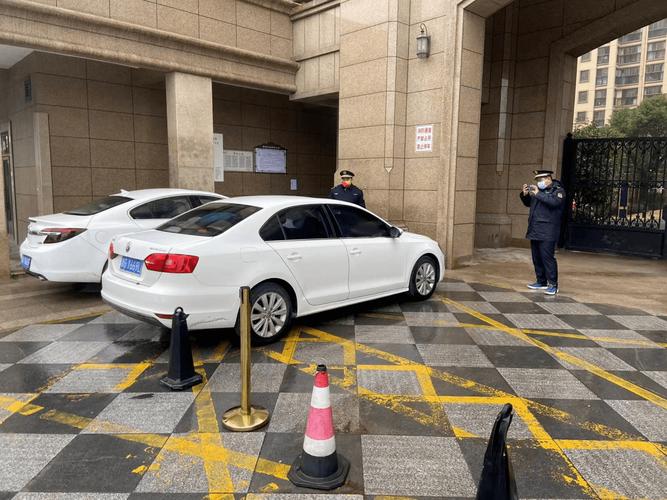 小区消防通道被私家车占用贴罚单现场
