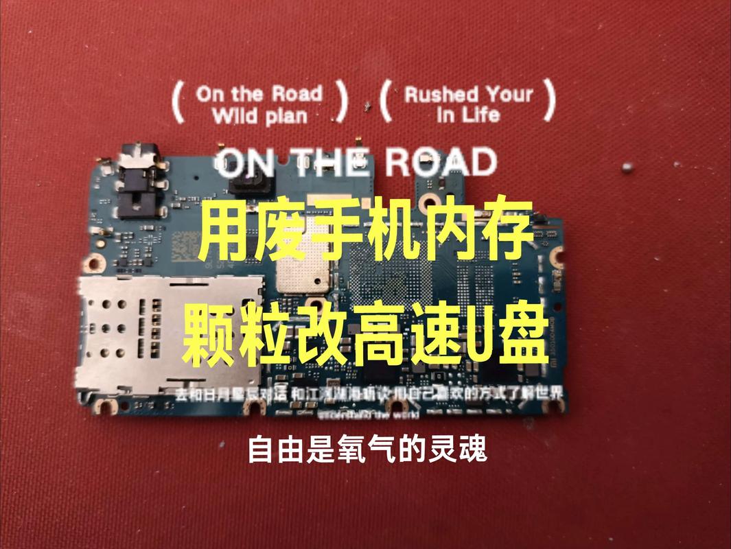 一堆杂乱的设计教程光盘与U盘,上面贴着夸张的“大师秘籍”标签