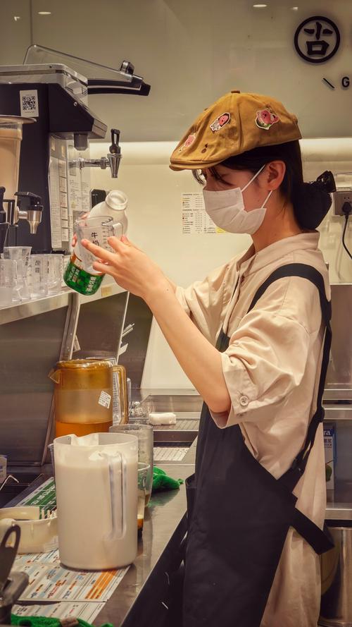 网红奶茶店门口顾客人像宣传海报