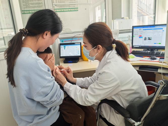 工业园区内社区卫生服务中心儿童疫苗接种现场