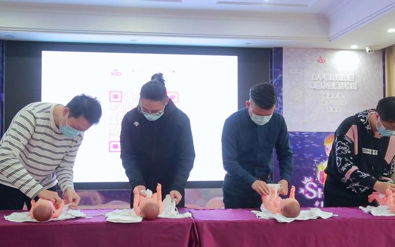 爸爸训练营 新手父亲学习换尿布实操