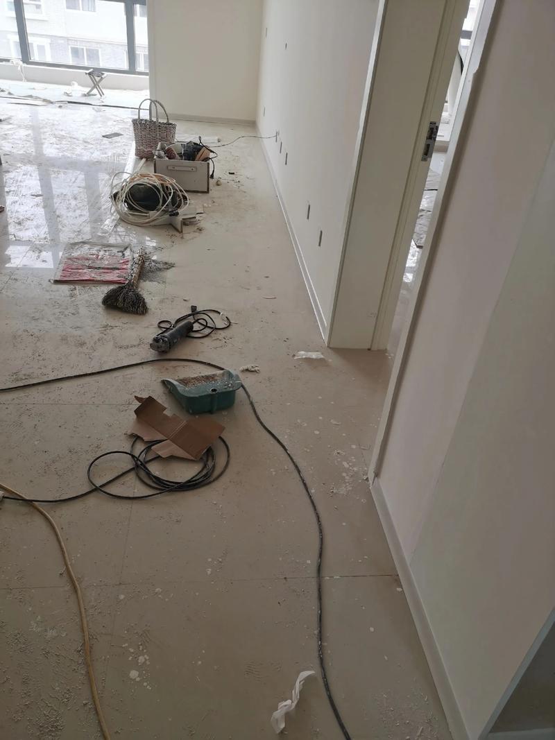 装修师傅铺设金属线条工地现场,展示不同材质样品对比