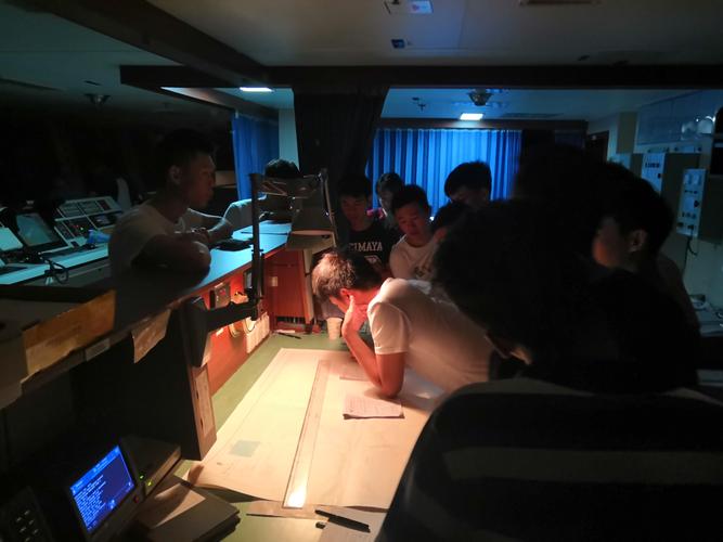 深夜办公室升学规划咨询场景