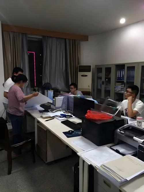 事业单位办公室加班场景