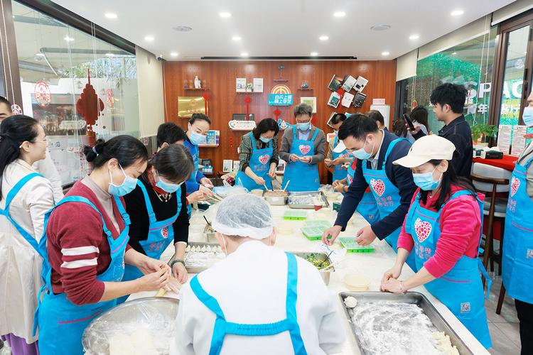 工业园区工人家庭互助包饺子活动留影