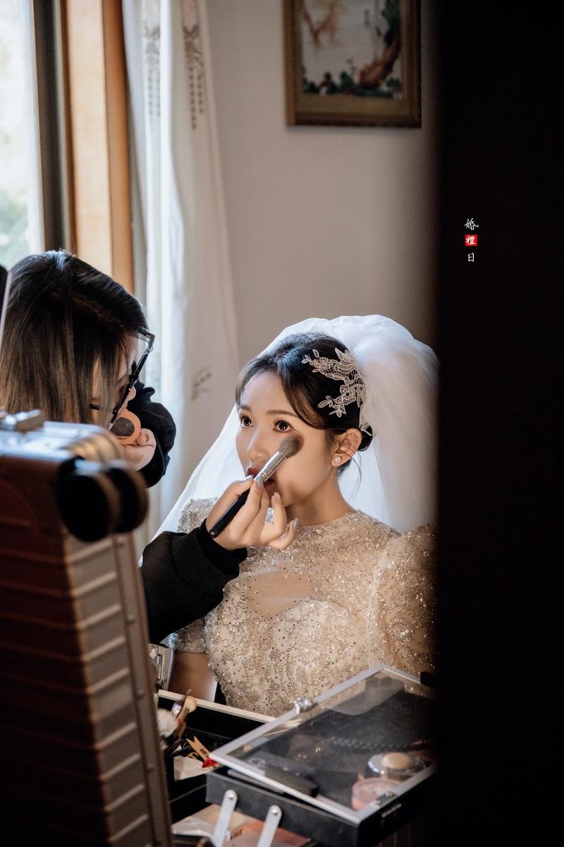 婚礼现场新娘紧急补妆抓拍