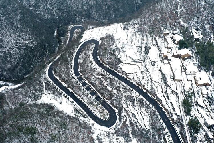 南漳薛坪镇盘山公路冬季山景