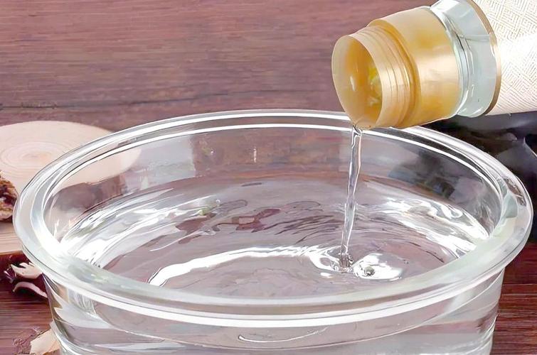 玻璃容器装白醋兑温水实拍