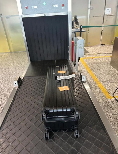 海关X光机检查托运行李实拍
