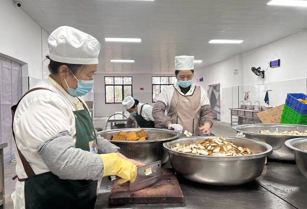 贵州农村小学食堂后厨烹饪场景