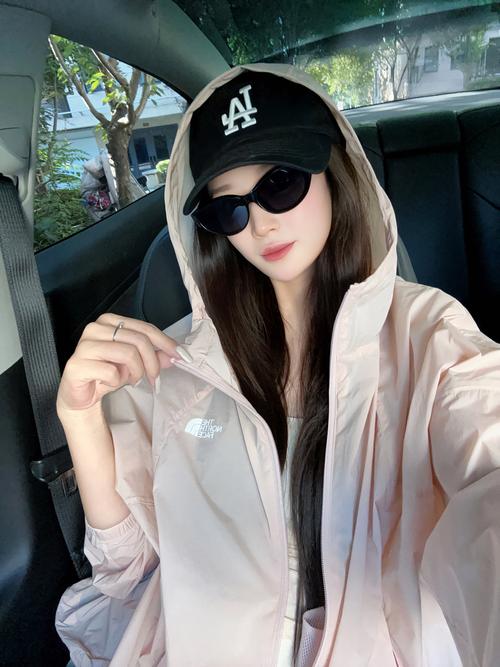 女性户外穿戴防晒披肩和宽檐帽墨镜搭配