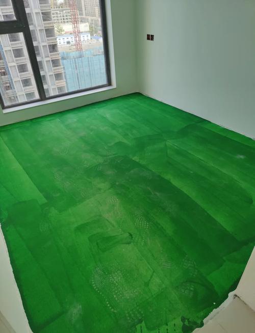工人涂刷绿色地固施工现场