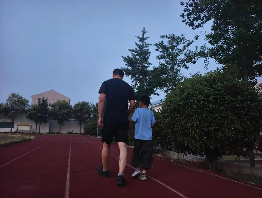 产业工人带孩子在厂区操场散步场景