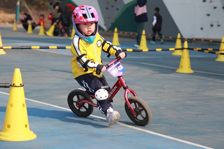 幼儿参与童车平衡测试示意图