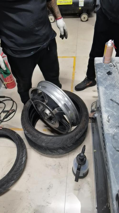 轮胎轮毂结合处氧化慢撒气维修实拍