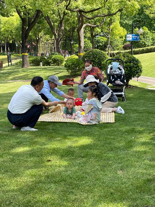 学龄前儿童在公园一起玩过家家