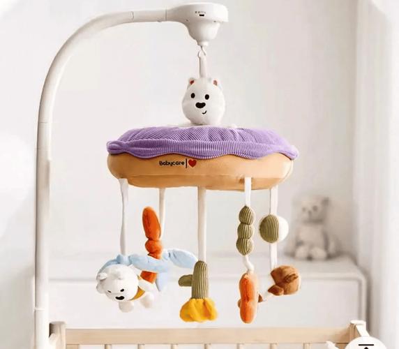 婴儿床上安抚睡眠玩具场景
