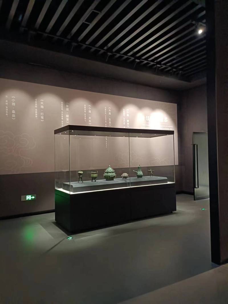 博物馆馆藏民俗文物玻璃柜展示实景图