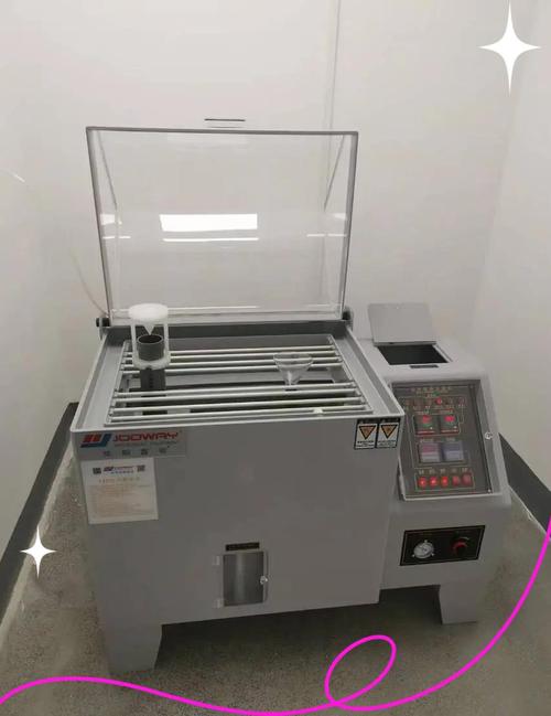 磁棒厂家的盐雾试验箱及正在测试的磁棒样品照片