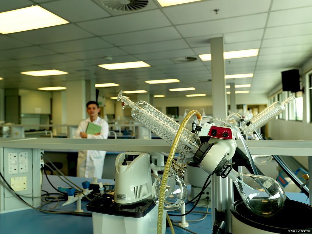 科研助理在实验室操作精密仪器