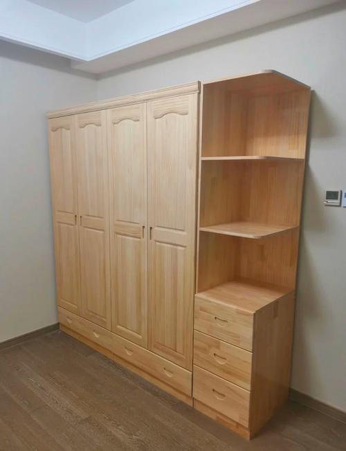 成品松木指接板衣柜实物效果图