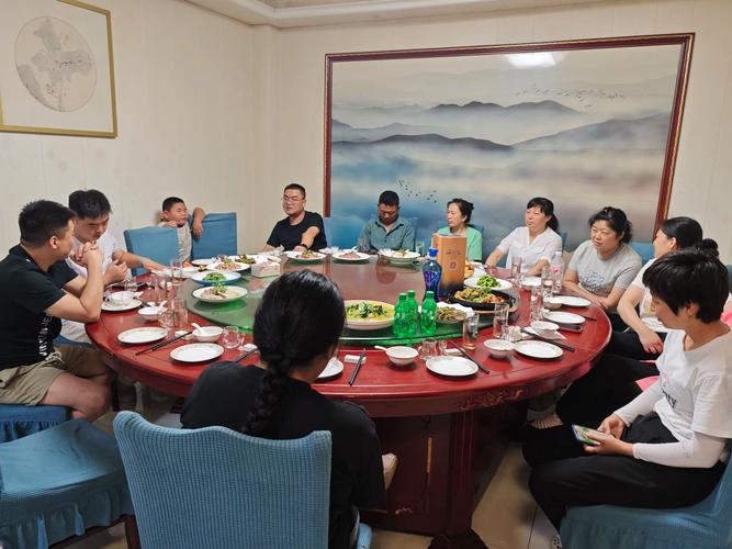 职场新人聚餐尬笑场景实拍图