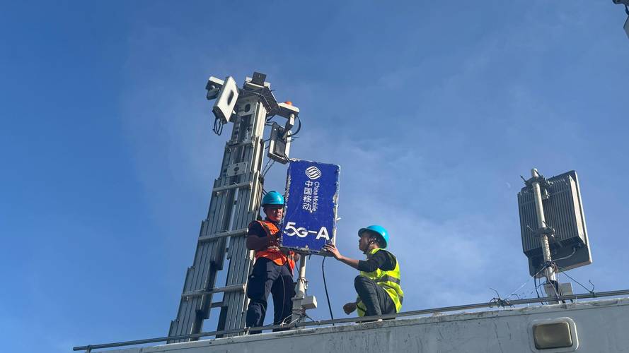 城市街头5G通信基站建设实拍