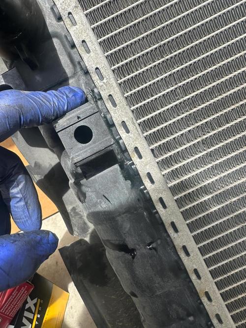 汽车维修冷凝器肥皂水检漏现场