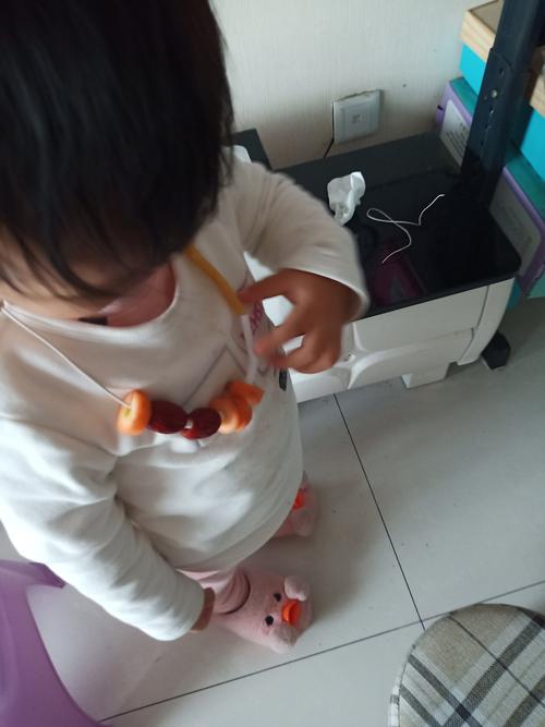 宝妈引导两岁娃自己捡打翻的蜡笔