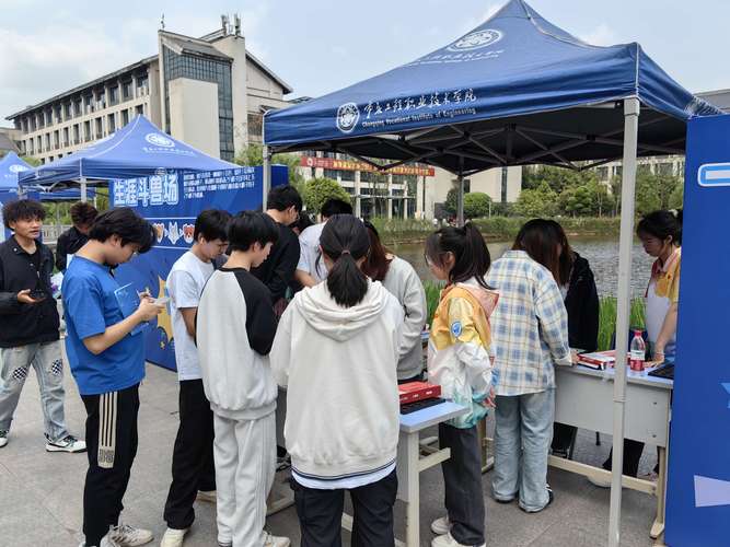 高中生职业发展探索校园活动现场照