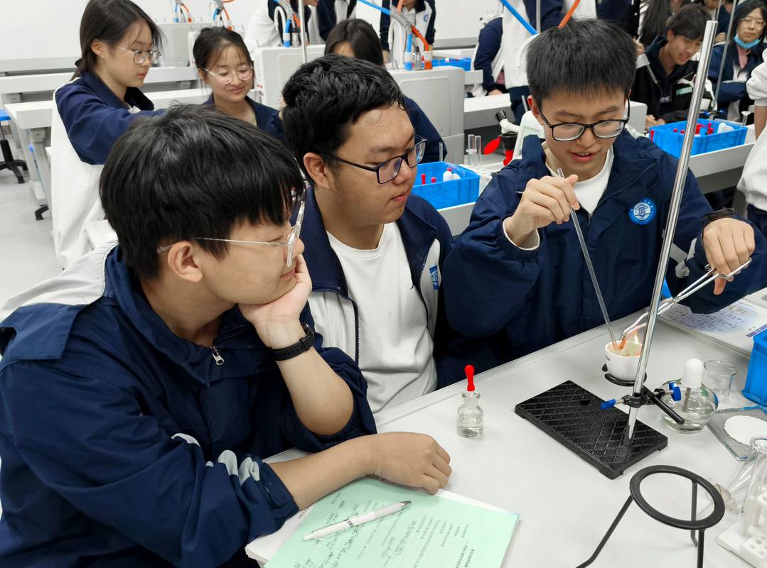 高中生在实验室进行化学实验演示