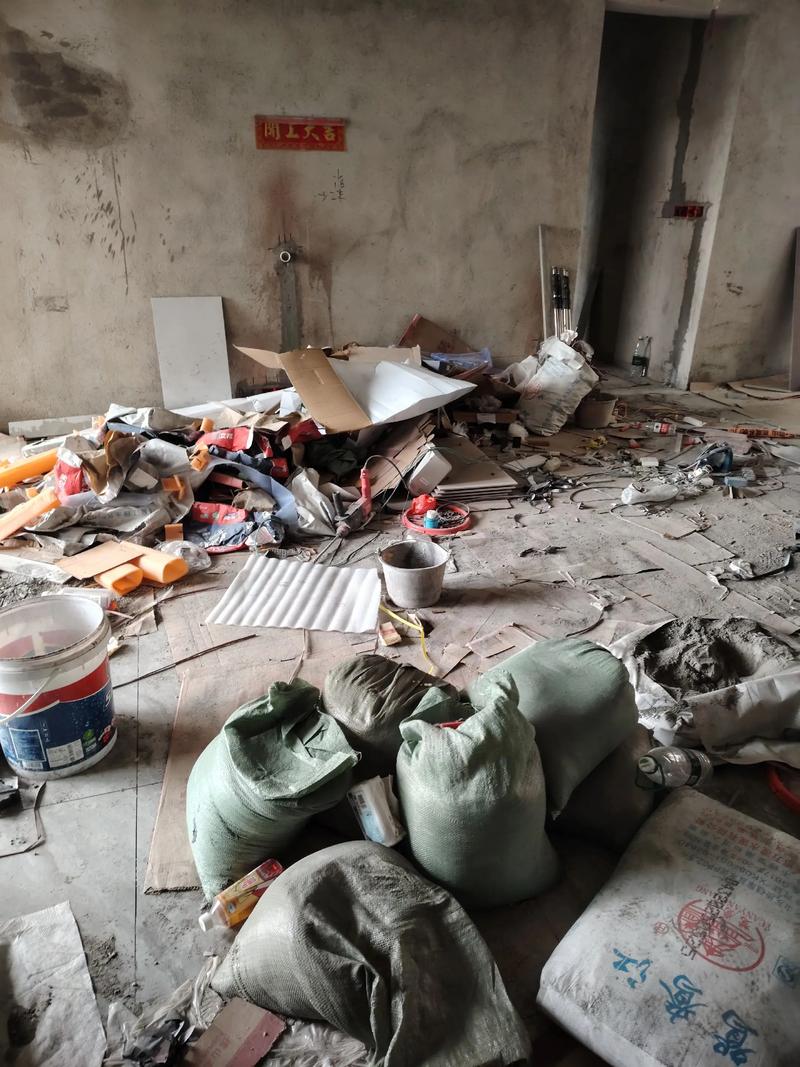 装修拆改现场堆积如山的建筑垃圾等待清运