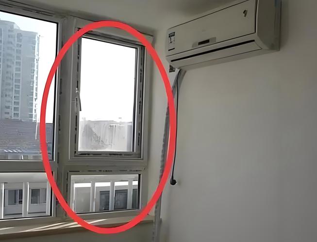 西晒老房子下午开空调留窗缝场景图
