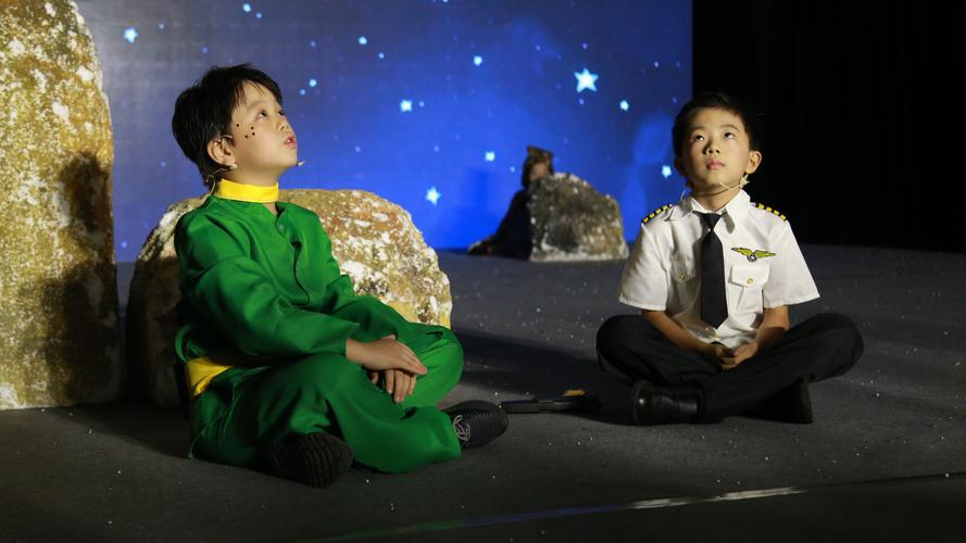 小学生校园戏剧节表演《小王子》场景