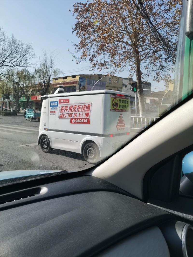 无人配送Pod在城市人行道上行驶