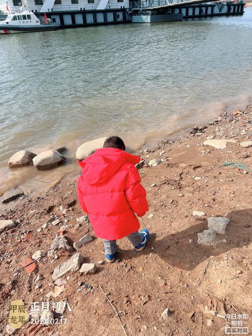 小男孩在沙坑独自背诗背影