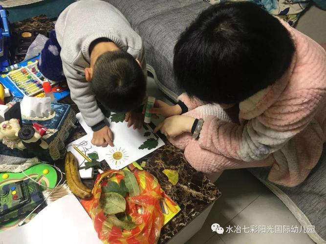 小学家长陪孩子做树叶手工作业的客厅场景