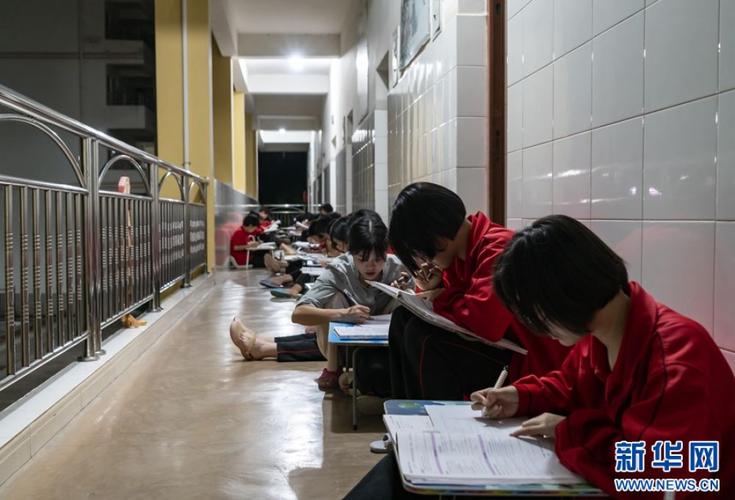 中学晚自习走廊靠墙背书的学生群像