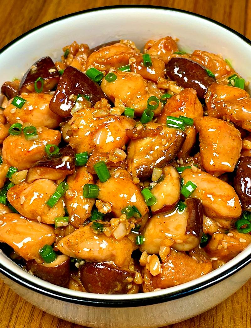 电饭锅内蒸好的香菇滑鸡成品图