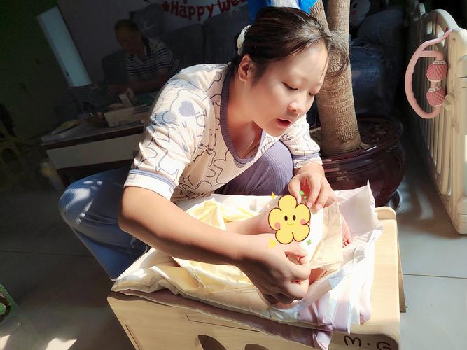产后月子期妈妈戴着宽檐帽在楼道取快递的真实场景