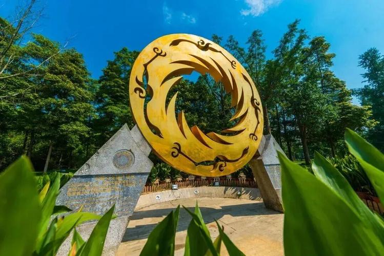 金沙遗址西坡草坪太阳神鸟喷雾近景