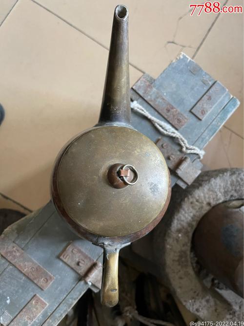 二道桥老铁匠手工敲制的铜汤瓶成品