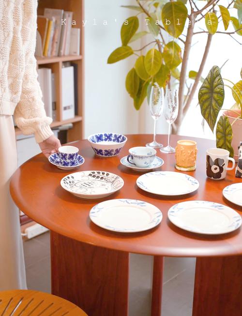 家常餐桌餐盘水杯摆放实拍