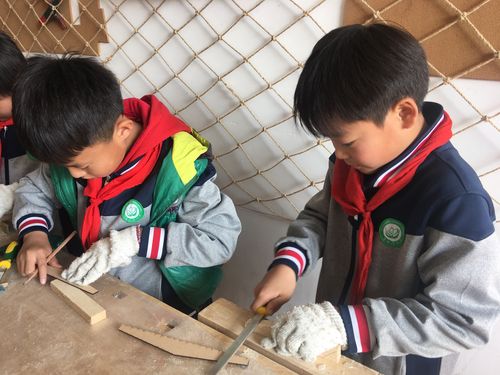 孩子们在木工夏令营用工具制作木凳