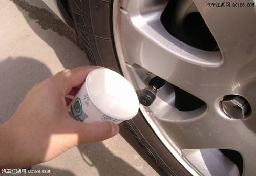 肥皂水检测轮胎漏气点操作图